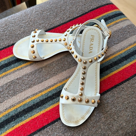 Prada - Picture 1 of 9
